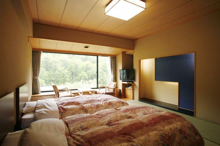 和室8畳間にツインベッドを配したお部屋です。