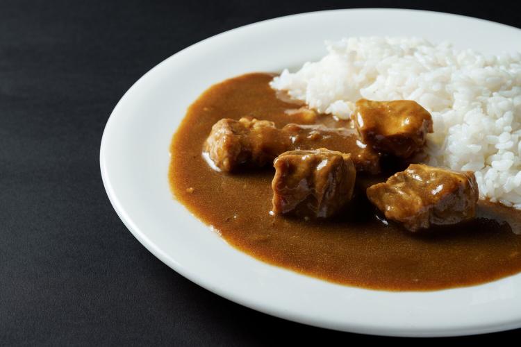 【牛すじカレー】本格的な辛さを感じられるカレー。食べると力が湧き出る一品を朝からどうぞ。