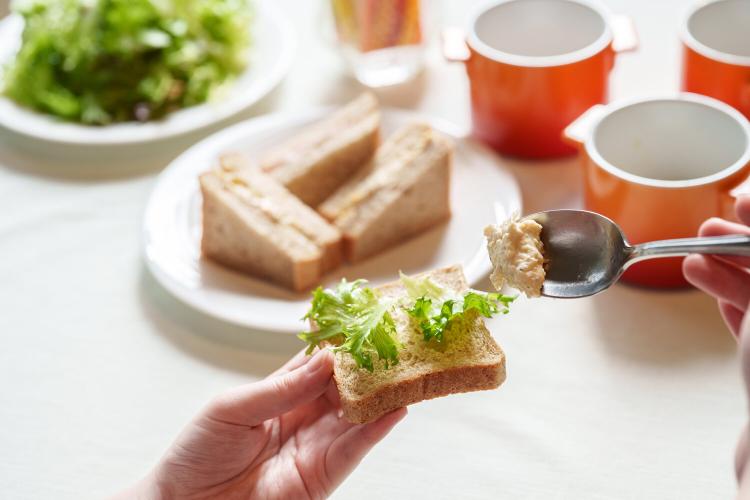 【お好みで作るサンドウィッチ】全粒食パンにお好きな具をのせて楽しむ自分だけのサンドウィッチ。