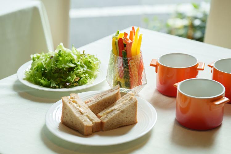【お好みで作るサンドウィッチ】野菜と好きなソースをディップして楽しむ方法もございます。