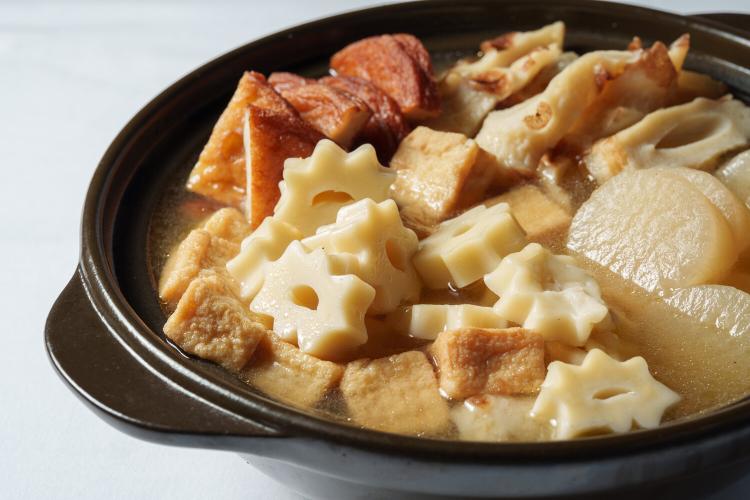【関東風おでん】鰹だしと濃い口醤油でじっくりと煮込みました。