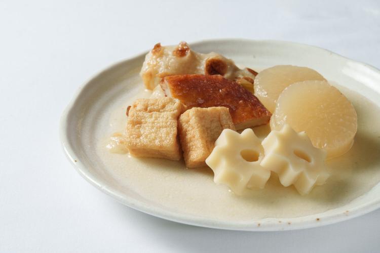 【おでん】冬をイメージする料理ですが、一年中ご用意しております。（但し、日替わりメニュー）