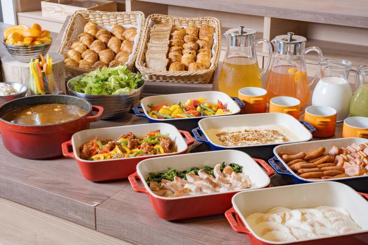 日差しの入る明るい朝食会場にてお待ち申し上げております。