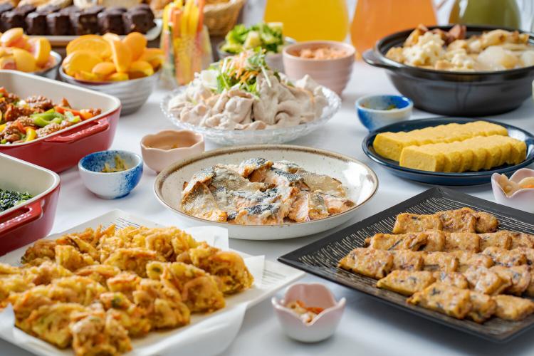 お肉料理、魚料理、野菜にフルーツと、バランスよく食べて元気な一日をお過ごしください。