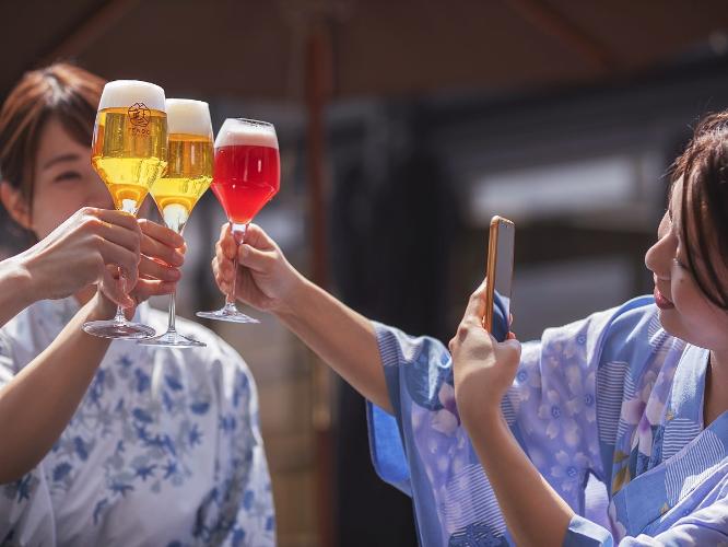 湯上りの後は、やっぱり“天童クラフトビール”の最高１杯！色とりどりのグラスを通して笑顔に花が咲きます