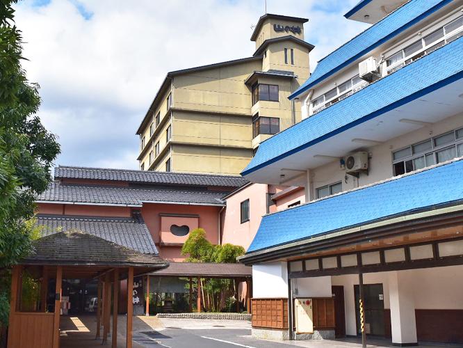 【昼の外観】玉造温泉は、奈良時代の初期には開湯されていたという日本でも最古の歴史を持つ温泉です。