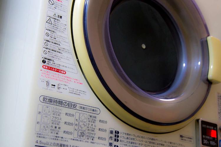 洗濯機／2階の洗濯機は1回300円。洗剤はフロントで50円販売中です。