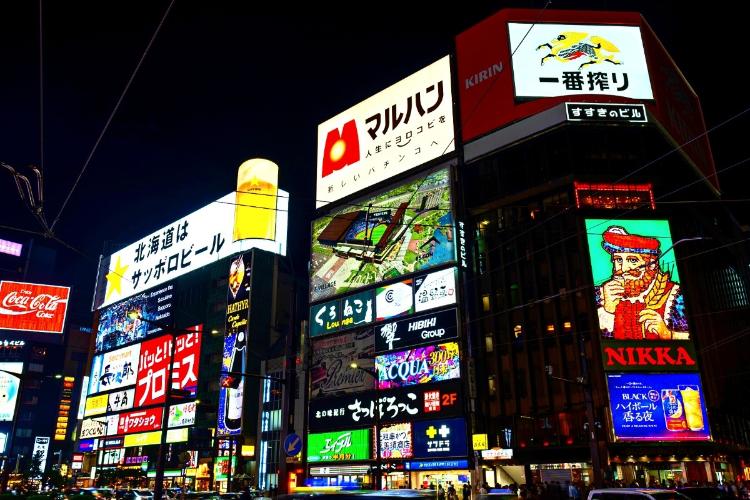 すすきの駅／地下鉄南北線「すすきの駅」4番出口より徒歩5分。札幌市営地下鉄と市電が交差する繁華街の交通拠点です。