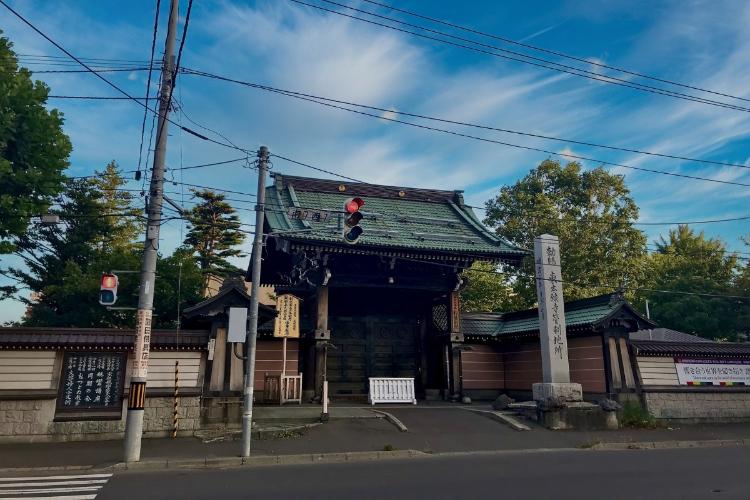 東本願寺（真宗大谷派札幌別院）／徒歩4分。札幌市電「東本願寺」停留場からホテルまでは徒歩2分。札幌市電は市街地を環状運行する路面電車で観光にも人気です。