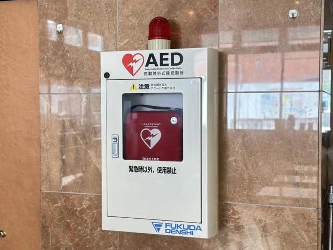 AED（自動体外除細動器）をエントランスまたはロビーに設置しております。（海外店舗を除く）ご宿泊に関係なくどなたでもご利用下さい。<BR>