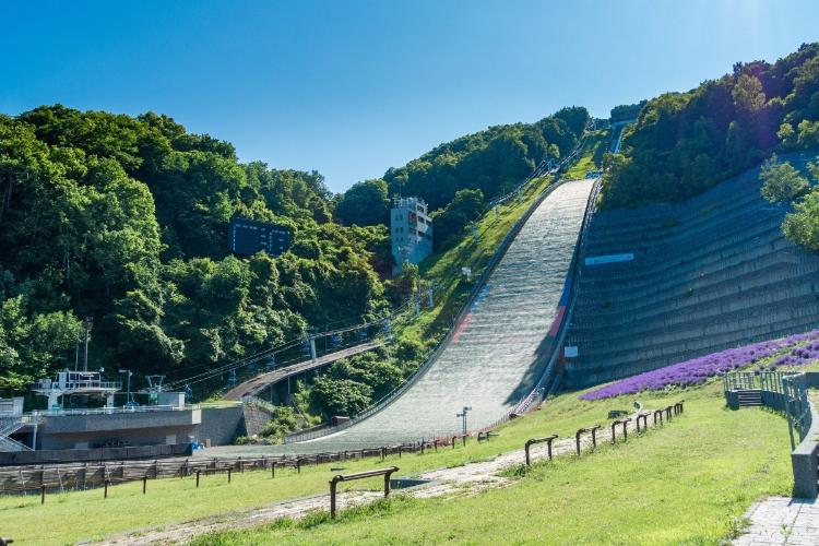 大倉山ジャンプ競技場／東西線「円山公園駅」からバスにて約15分。ジャンプ台越しに札幌市街を一望できる絶景スポットです。