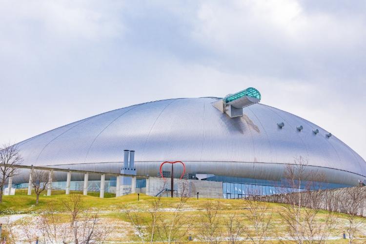 札幌ドーム／東豊線・豊水すすきの駅から最寄の福住駅まで約11分。札幌ドームは2024年8月より「大和ハウス プレミストドーム」に改称されました。