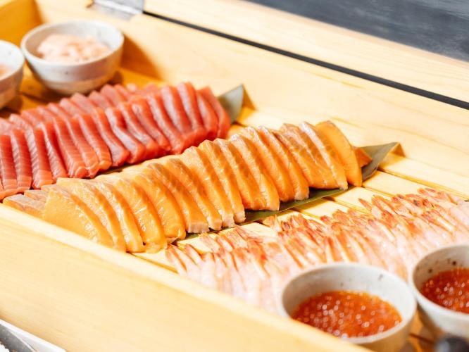 【朝食】ホテル自慢の海鮮コーナー！お刺身・海鮮丼ご自由に♪