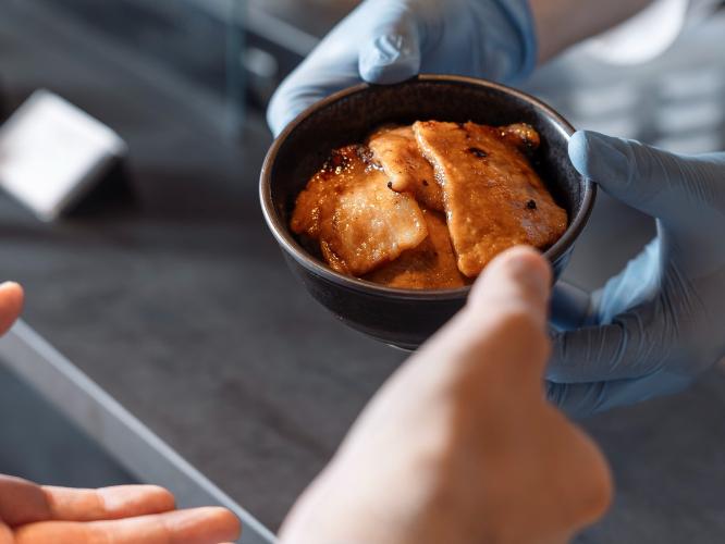 【朝食】帯広名物「豚丼」は目の前でお作りします♪