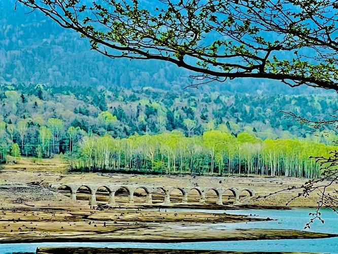 【タウシュベツ川橋梁跡】糠平湖に沈む「幻の橋」と呼ばれるコンクリートアーチ橋。