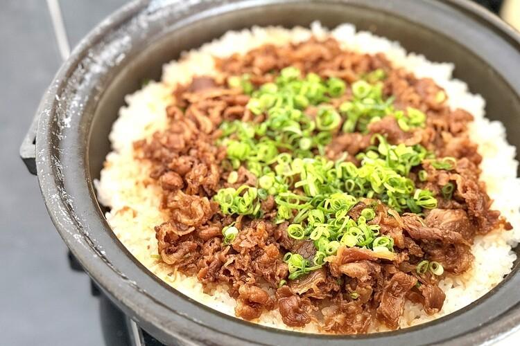 ◇朝食ブッフェ・イメージ ： 「焼き鮭と海苔バターの土鍋ごはん」「博多明太子と高菜シラスの土鍋ご飯」など、2種類の土鍋ご飯を月替わりで提供いたします。