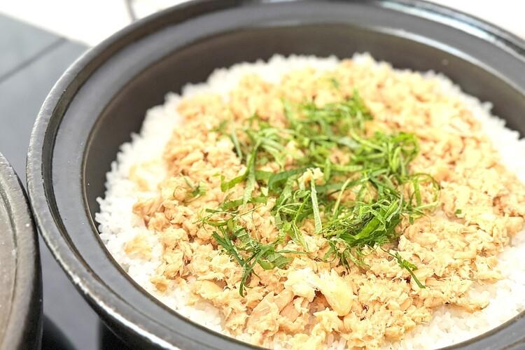 ◇朝食ブッフェ・イメージ ： 「焼き鮭と海苔バターの土鍋ごはん」「博多明太子と高菜シラスの土鍋ご飯」など、2種類の土鍋ご飯を月替わりで提供いたします。