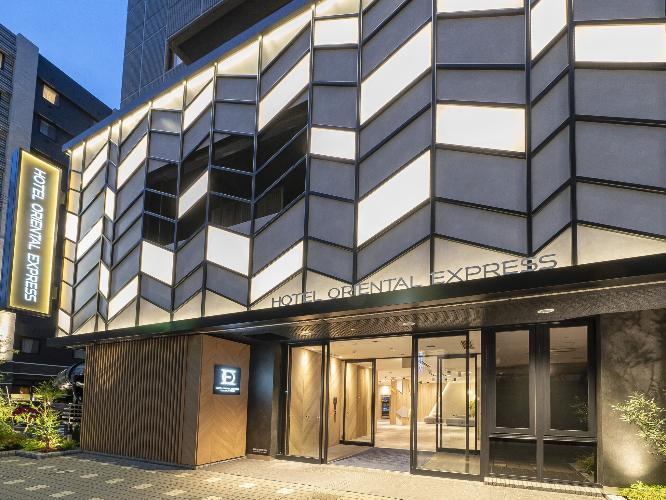 ◇ホテル外観（夜）：福岡の流行が集う天神エリア。ビジネスやレジャーなどの幅広い用途で旅の拠点に最適