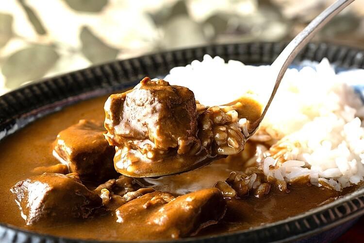 【ランチ・イメージ】カレーブッフェ ：国産和牛を贅沢に使った「和牛カレー」、「グリーンカレー」や「スパイシーチキンカレー」などシェフ自慢のカレーを、炊きたての「土鍋白ごはん」でお召し上がりください