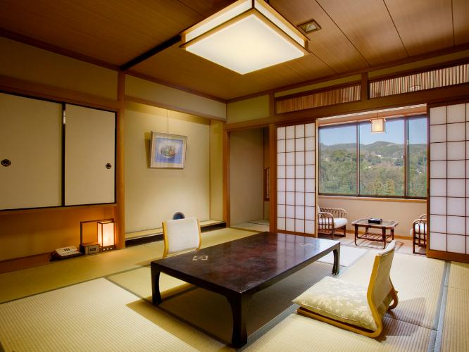 佳松閣：バス・トイレ付12.5畳。お友達同士、ご家族に対応できる広さです。