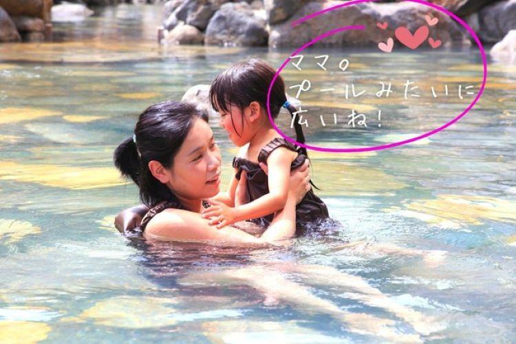 峡谷大露天風呂「宇旅璃」／湯衣は各脱衣所にご用意しており、お子様用の湯衣もございます。（一例）