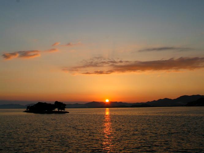 日本三大夕日の名所として知られる宍道湖散策もおすすめ。