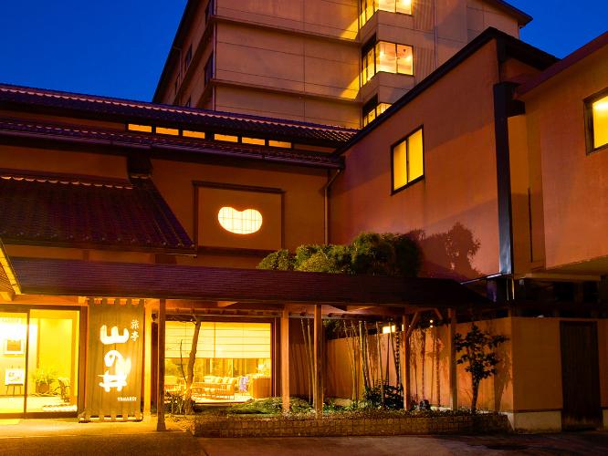 【夜の外観】全38室のこじんまりとした、懐かしさを感じる木漏れ日のような宿としてお出迎えさせて頂きます。