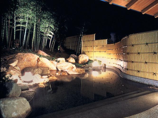 夜の女性露天風呂「花月」：姉妹館「保性館」の入浴場もご自由にご利用いただけます。