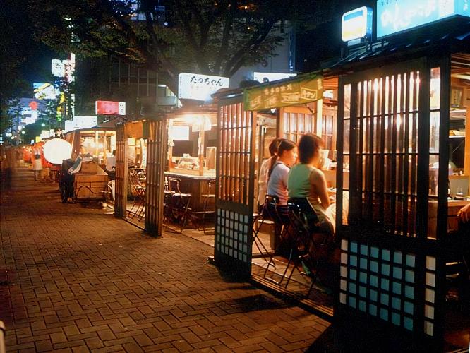 ◇中洲屋台街：博多名物の屋台が立ち並ぶ九州随一の歓楽街。隠れた名店も多く、グルメスポットとしても楽しめます