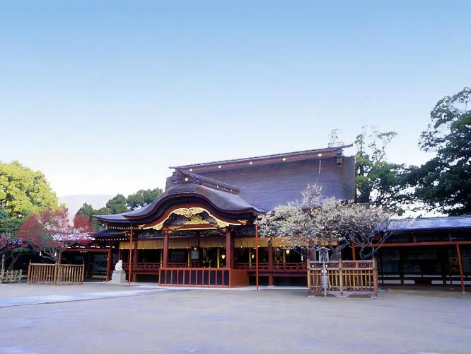 ◇太宰府天満宮：「学問・至誠・厄除けの神様」として有名な、菅原道真が祀られている。梅や大樟、花菖蒲など四季ごとの豊かな緑と花の彩りも見どころ。