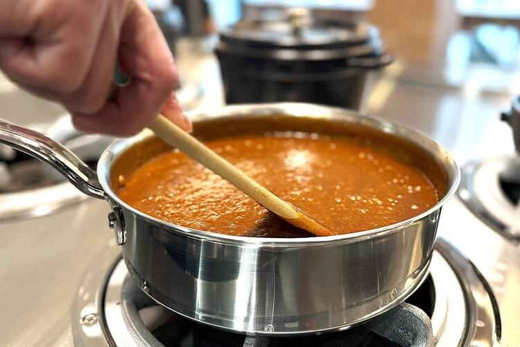 ◇ランチ・カレーブッフェ・イメージ：国産和牛を贅沢に使った「和牛カレー」、「グリーンカレー」などブッフェ形式でお楽しみいただけます