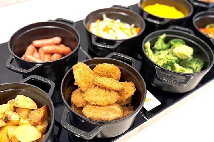 ◇ランチ・カレーブッフェ・イメージ：「ヒレカツ」や「特製野菜炒め」など、カレーと相性抜群のトッピングメニューをブッフェ形式でご用意しております。