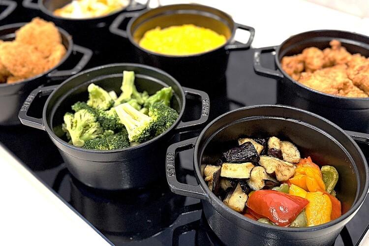 ◇ランチ・カレーブッフェ・イメージ：「ヒレカツ」や「特製野菜炒め」など、カレーと相性抜群のトッピングメニューをブッフェ形式でご用意しております。