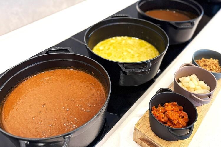 ◇ランチ・カレーブッフェ・イメージ：「グリーンカレー」や「スパイシーチキンカレー」といったシェフ自慢のカレーを、炊きたての「土鍋白ごはん」でお召し上がりいただけます