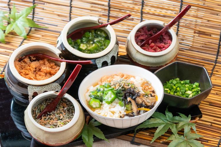 【和洋食ビュッフェ】　出汁茶漬け　あたたかいお出しと豊富な薬味でカスタマイズ