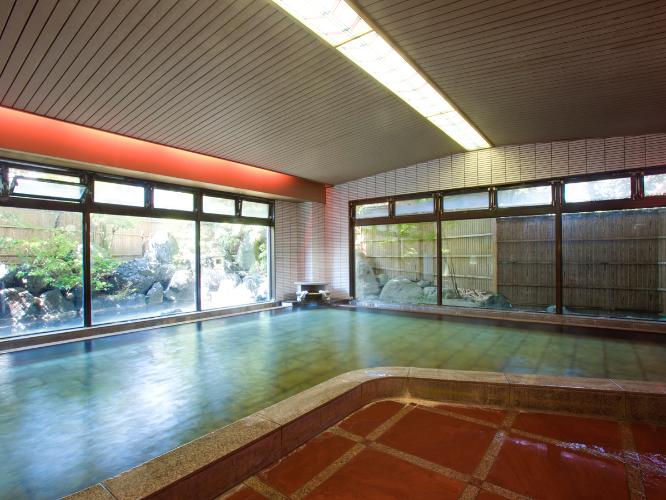 大浴場「紅柄」窓の外に配された緑と落ち着いた雰囲気に癒されます。