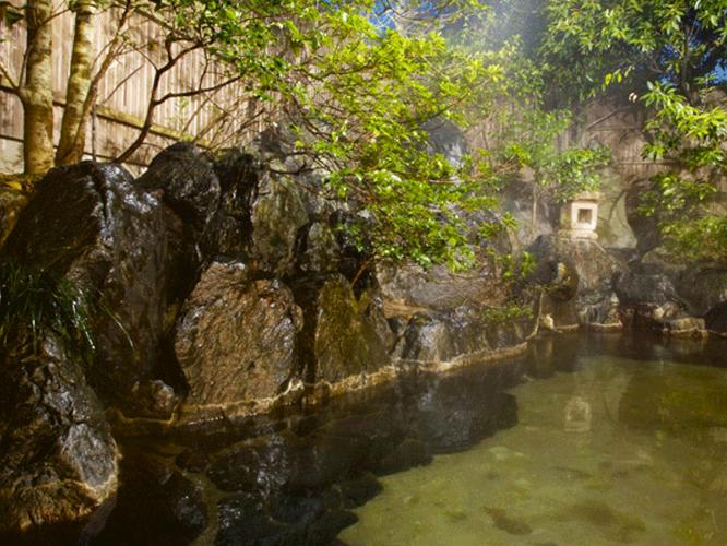 夜の露天風呂は風情たっぷりです。保性館では、姉妹館「山の井」の入浴場も相互で楽しめます。