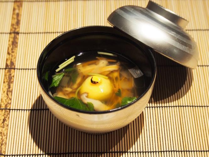 【2025夏のお献立】先椀／夏に旬を迎える一粒の「とうもろこし」と「花咲ガニ」の出会い
