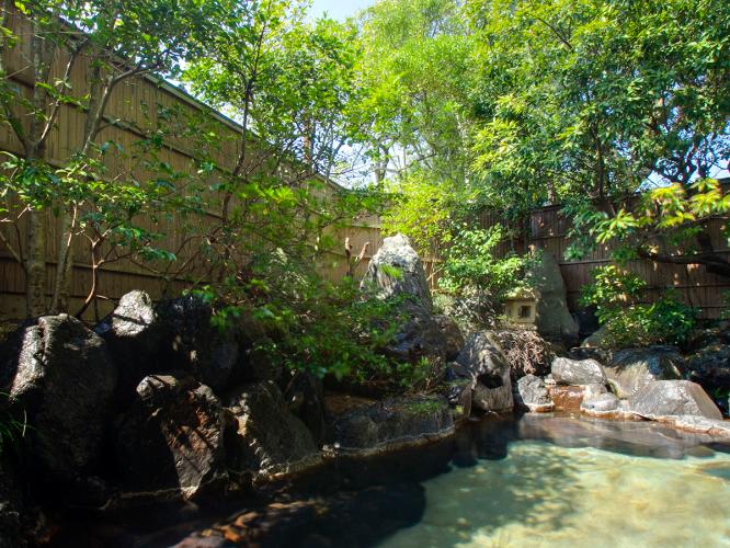 大浴場「紅柄」に併設の露天風呂。お風呂は男女入替制。また姉妹館「旅亭　山の井」の入浴も楽しめます。