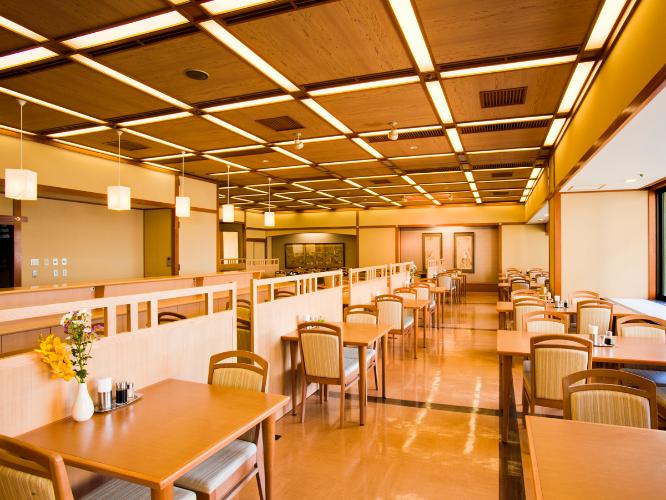 明るく落ち着いた風合いのレストラン「聚楽」