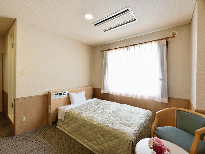 ◆セミダブルルーム　15平米◇幅120センチサイズのセミダブルベッドをご用意。