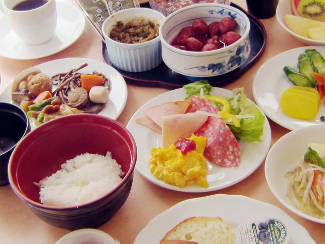 ◆和食・洋食25品以上がそろった朝食バイキング