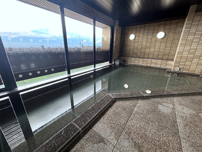 ■ラジウム人工温泉「旅人の湯」<BR>14階には当館自慢の展望大浴場がございます。天気の良い日には金沢の景色が一望できます。