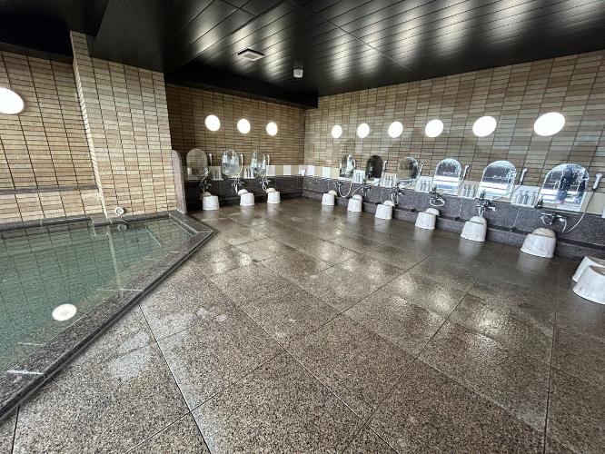■ラジウム人工温泉「旅人の湯」<BR>入浴条件男女別<BR>場所14階（最上階）<BR>営業時間15：00〜2：00 / 5：00〜10：00