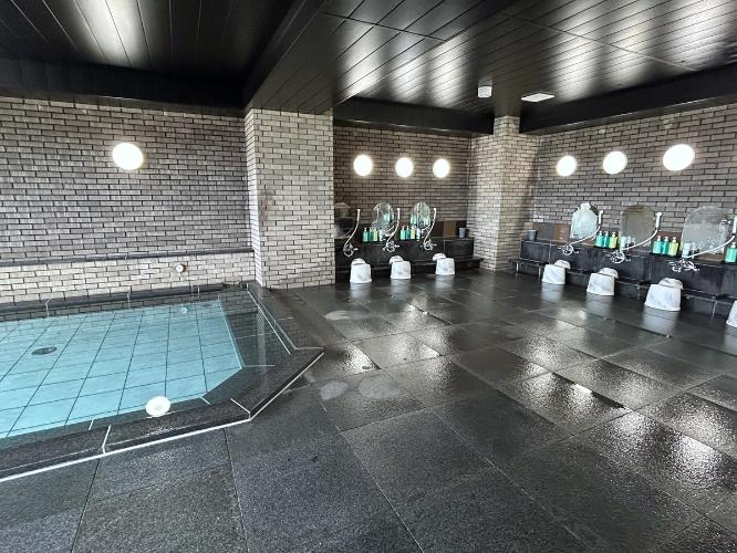 ■ラジウム人工温泉「旅人の湯」<BR>入浴条件男女別<BR>場所14階（最上階）<BR>営業時間15：00〜2：00 / 5：00〜10：00