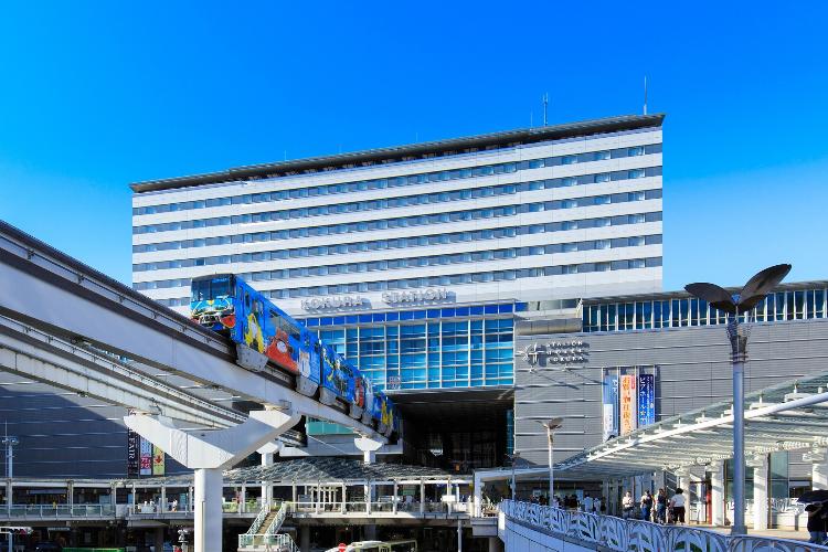 交通機関がすべて集まる小倉駅上に建つホテル