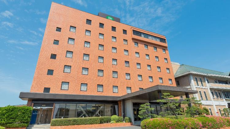 IZUMO ROYAL HOTEL/ホテル駐車場は無料!市内最大級約120台以上完備!出雲は車移動がおすすめです!出雲大社へ車で約15分、最寄バス停から約20分♪