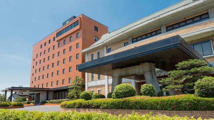 IZUMO ROYAL HOTEL／ホテル駐車場は無料！市内最大級約120台以上完備！出雲は車移動がおすすめです！出雲大社へ車で約15分、最寄バス停から約20分♪