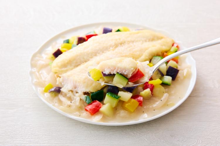 【白身魚のマリネ風フィレ】酸味のきいたマリネと一緒に食べると白身魚のうま味が口いっぱいに広がります