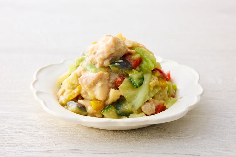 【5種野菜とやわらかチキンの白味噌仕立て】やわらかなチキンに濃厚な味噌の味付けが食欲をそそります